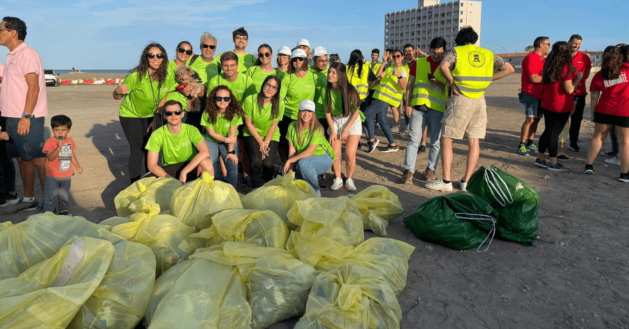 Limpieza de residuos en la playa de la Sacaba de Málaga