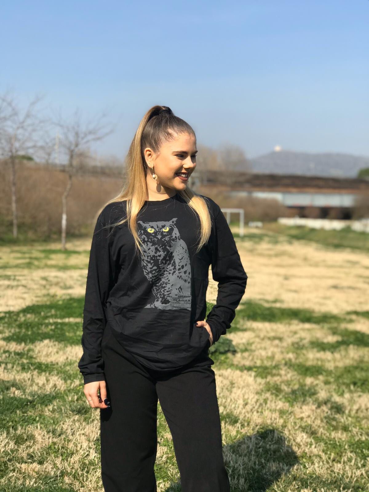 Camiseta unisex búho color Negro thumbnail