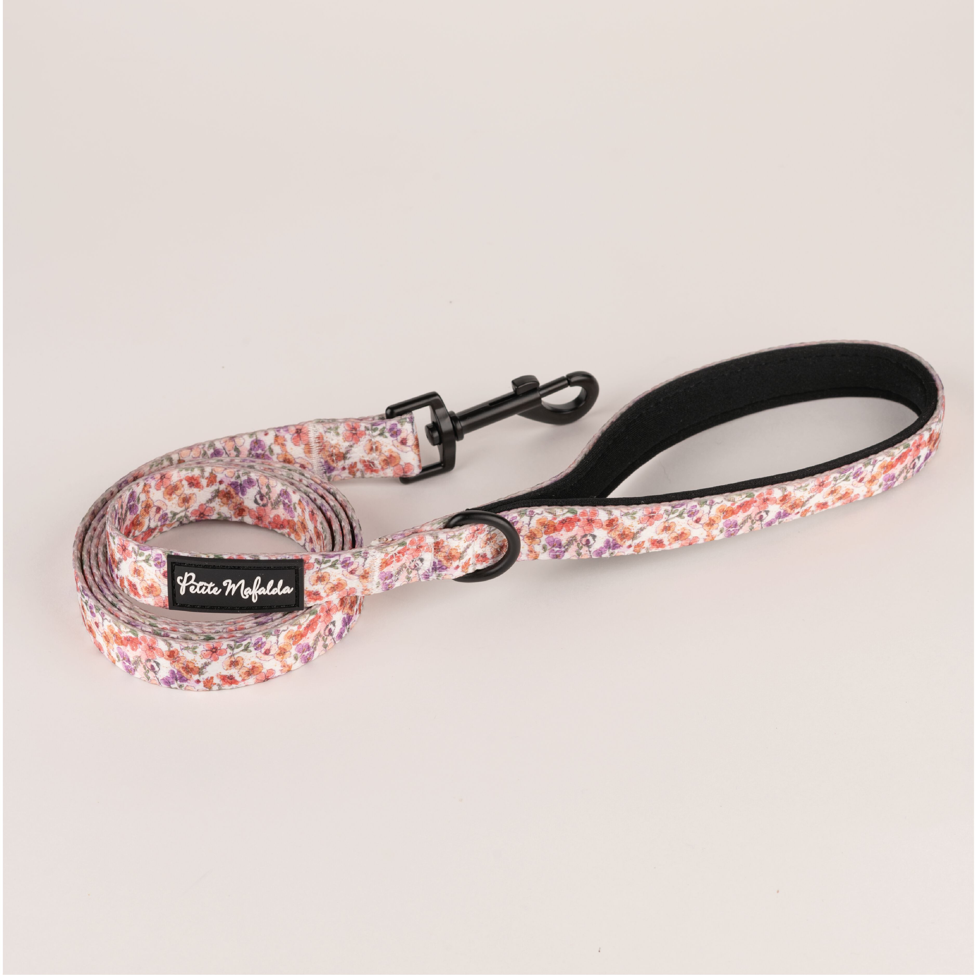 Petite Mafalda Pack Collar + Correa + Porta Bolsas Estampado Flores rosas para perros, , large Imagen numero 5
