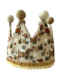 Gorro de cumplea&ntilde;os forma de corona -- Hecha a mano - Estampado de Perro Salchicha Feliz - Marr&oacute;n