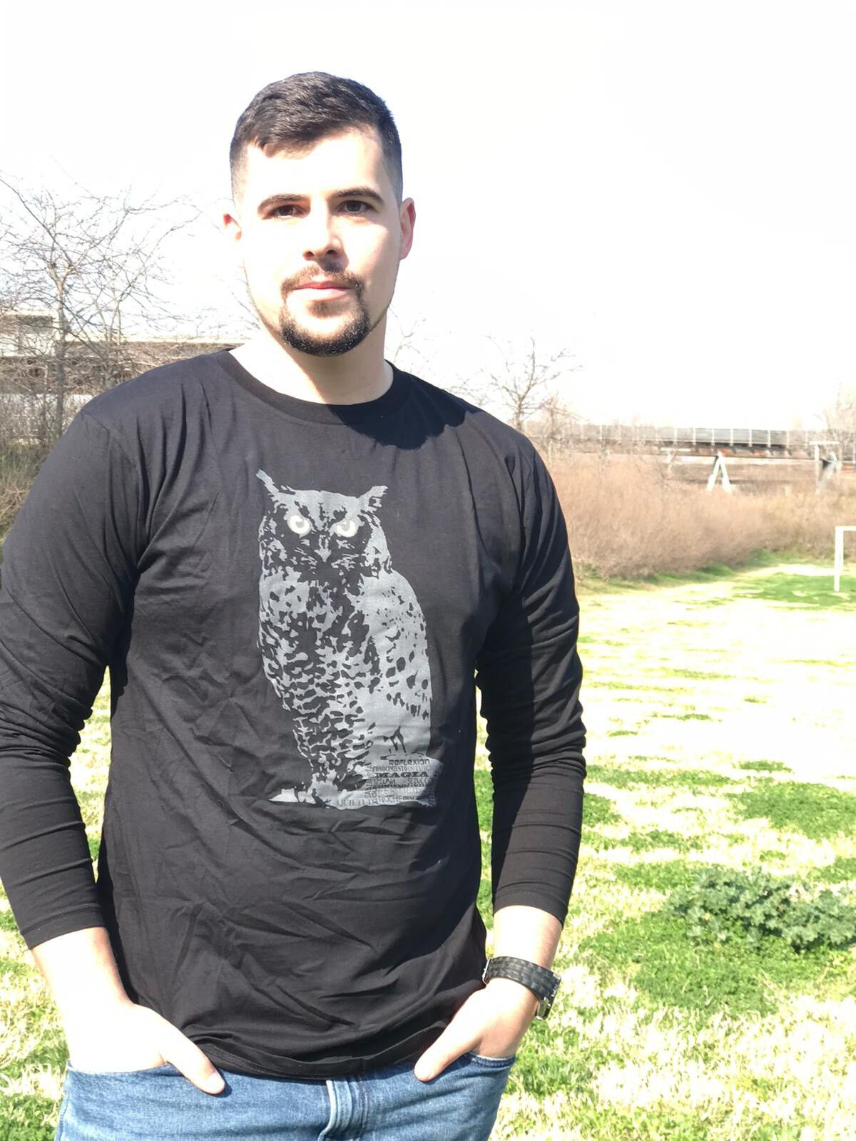 Camiseta unisex búho color Negro thumbnail