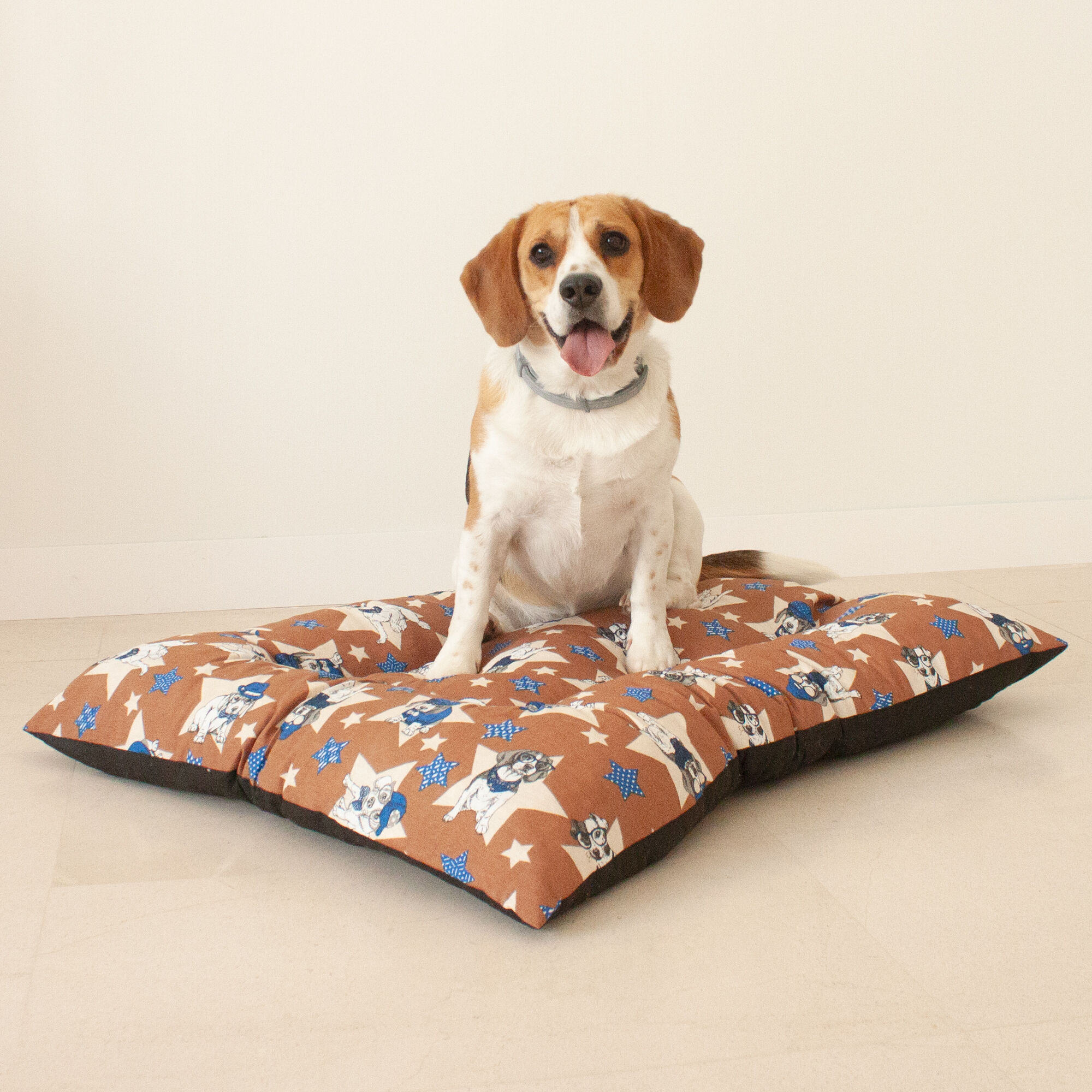 Coj&iacute;n para Mascota Grande Acolchado Relleno. Color Marr&oacute;n con Perritos y Estrellas Azules. 85x70x10 cm, , large Imagen numero 4