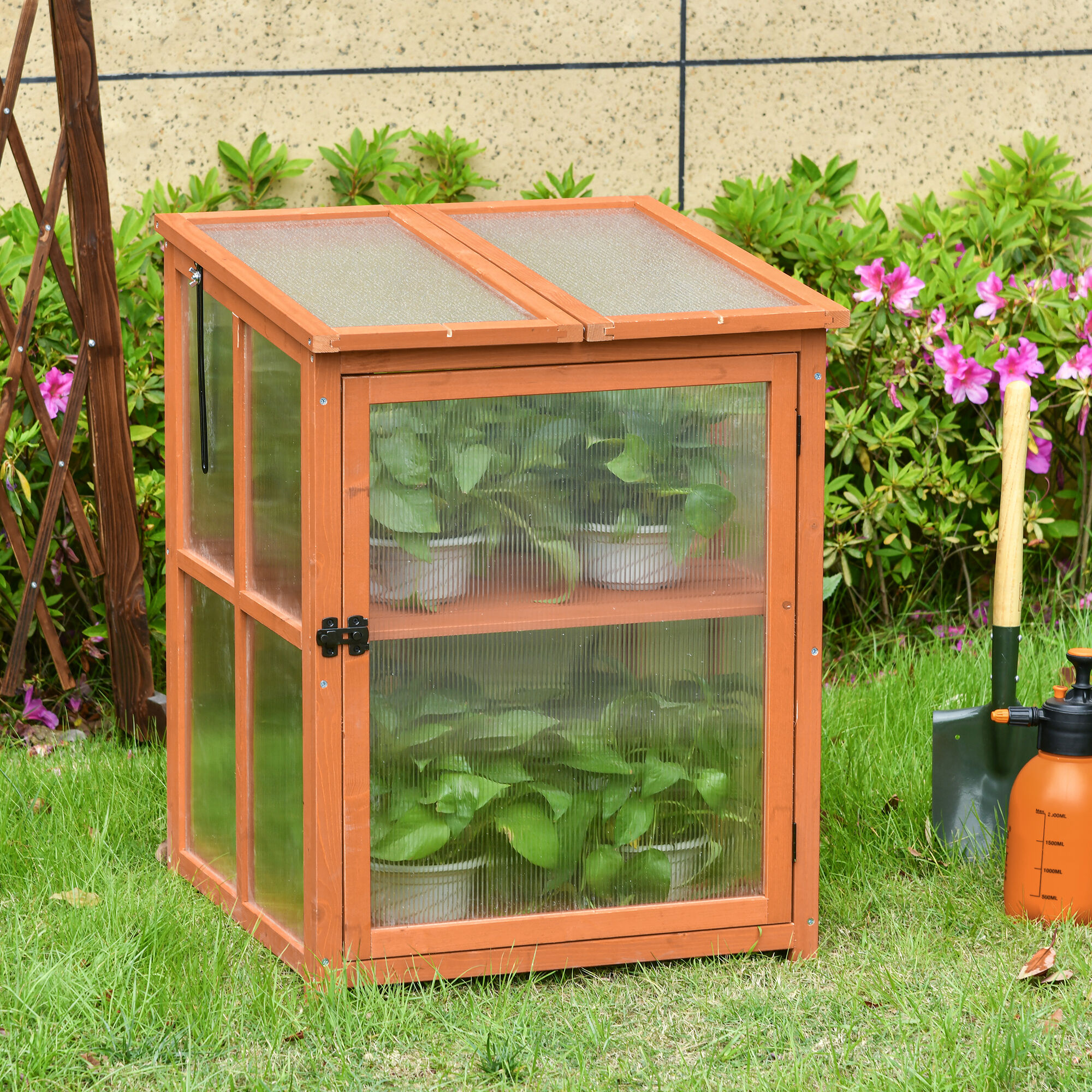 Outsunny Mini Invernadero de Jard&iacute;n Invernadero de Madera y Paneles de Policarbonato Vivero Casero con 2 Estantes Tapas y Puerta para Plantas Huerto Jardiner&iacute;a 62x63x82 cm Madera Natural, , large Imagen numero 2