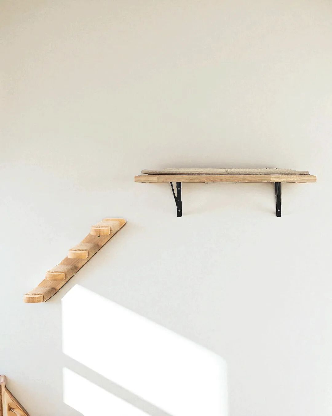 Althea Living - Estanteria para gatos Ancla, madera de caucho y sisal thumbnail