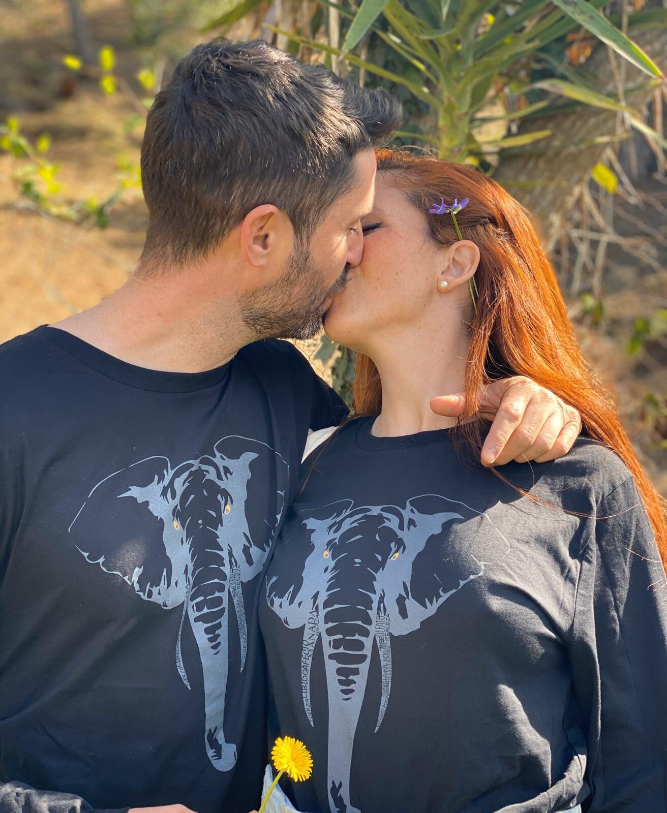 Camiseta unisex elefante color Negro thumbnail