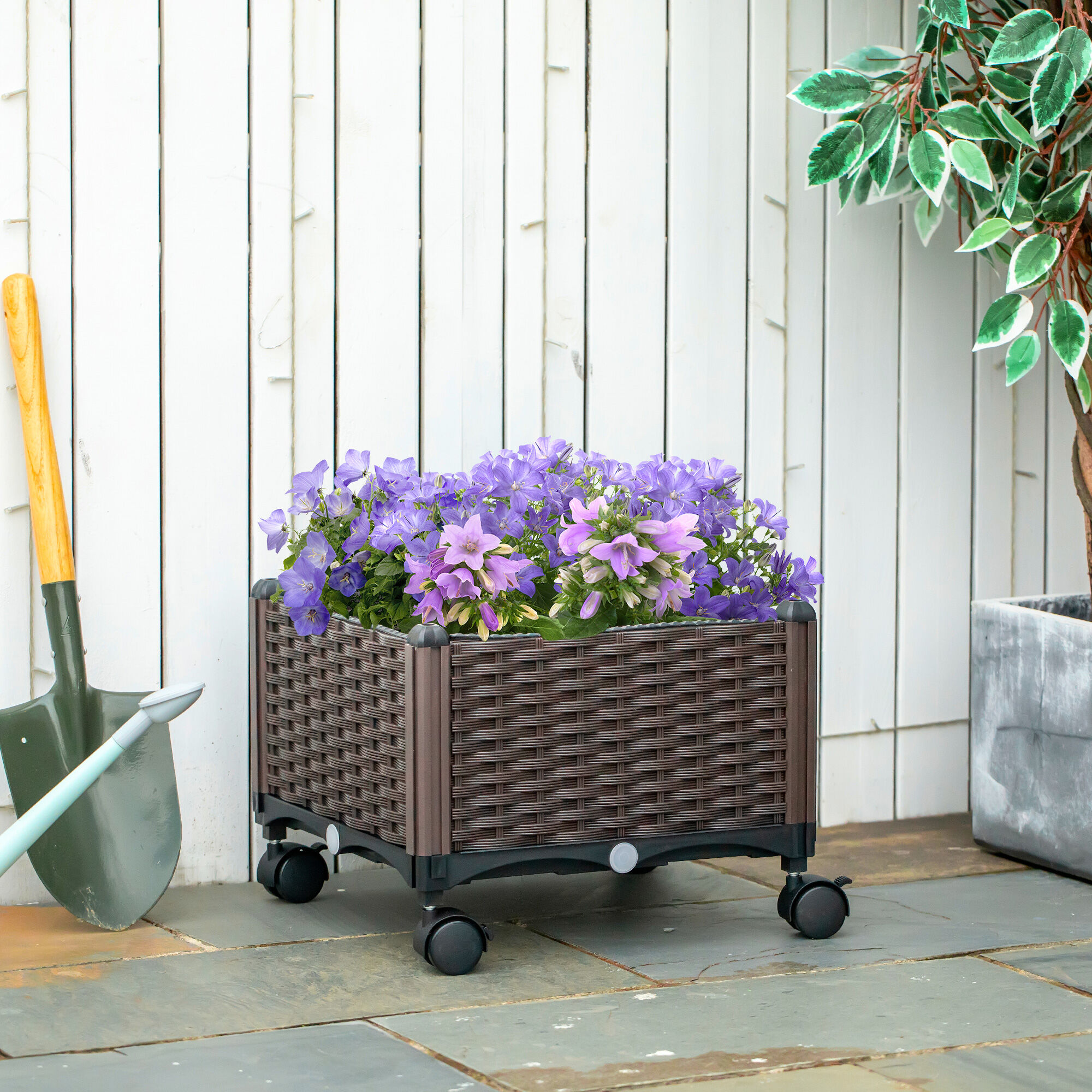Outsunny Jardinera de Pl&aacute;stico Curdrada con 4 Ruedas Macetero de Jard&iacute;n con Agujeros de Drenaje para Cultivo de Plantas en Exterior Patio Terraza 40x40x31,5 cm Marr&oacute;n, , large Imagen numero 2