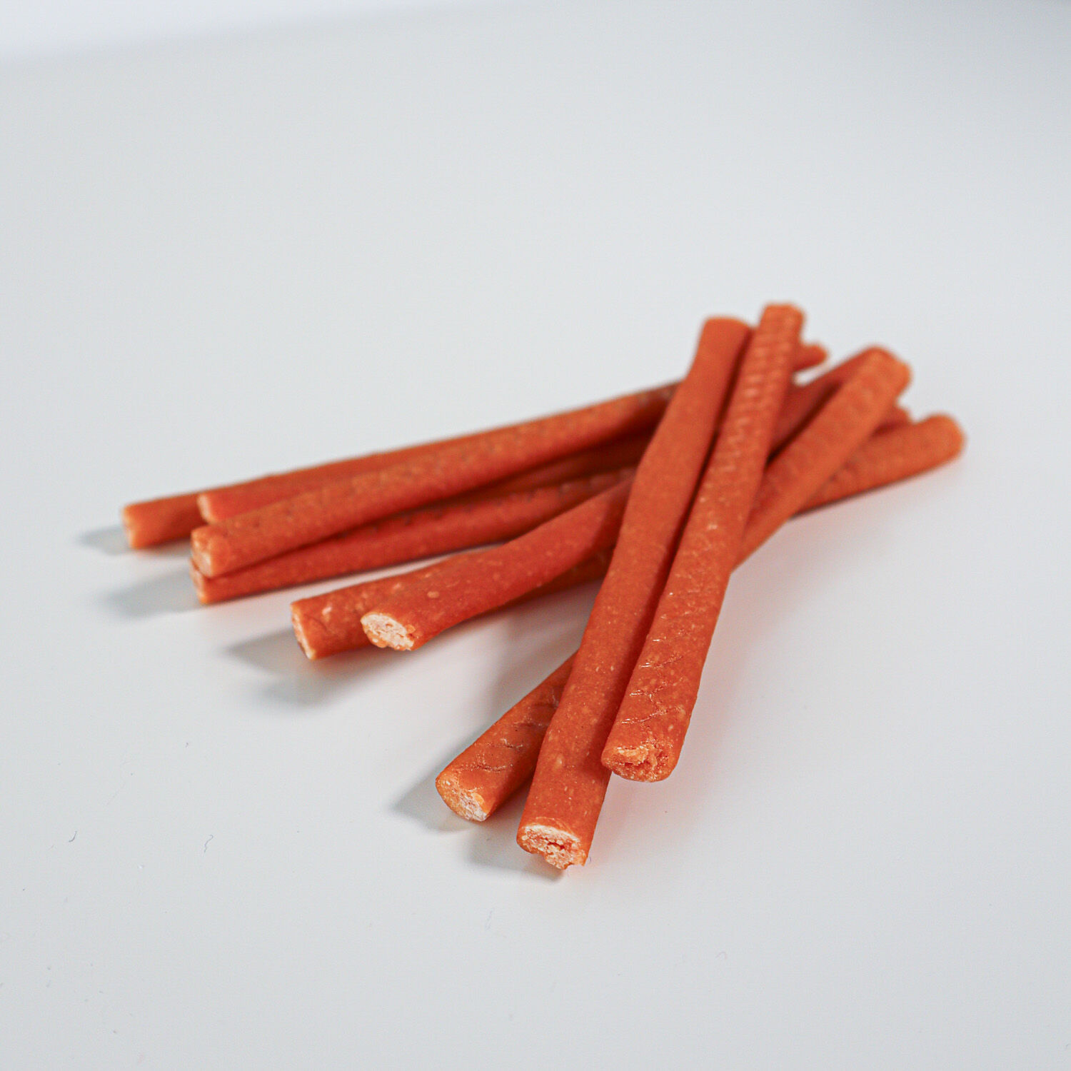 SNACK PARA PERRO EN BARRITAS SEMIH&Uacute;MEDAS DE SALM&Oacute;N 12 paq x (100gr) WUAPU, , large Imagen numero 2