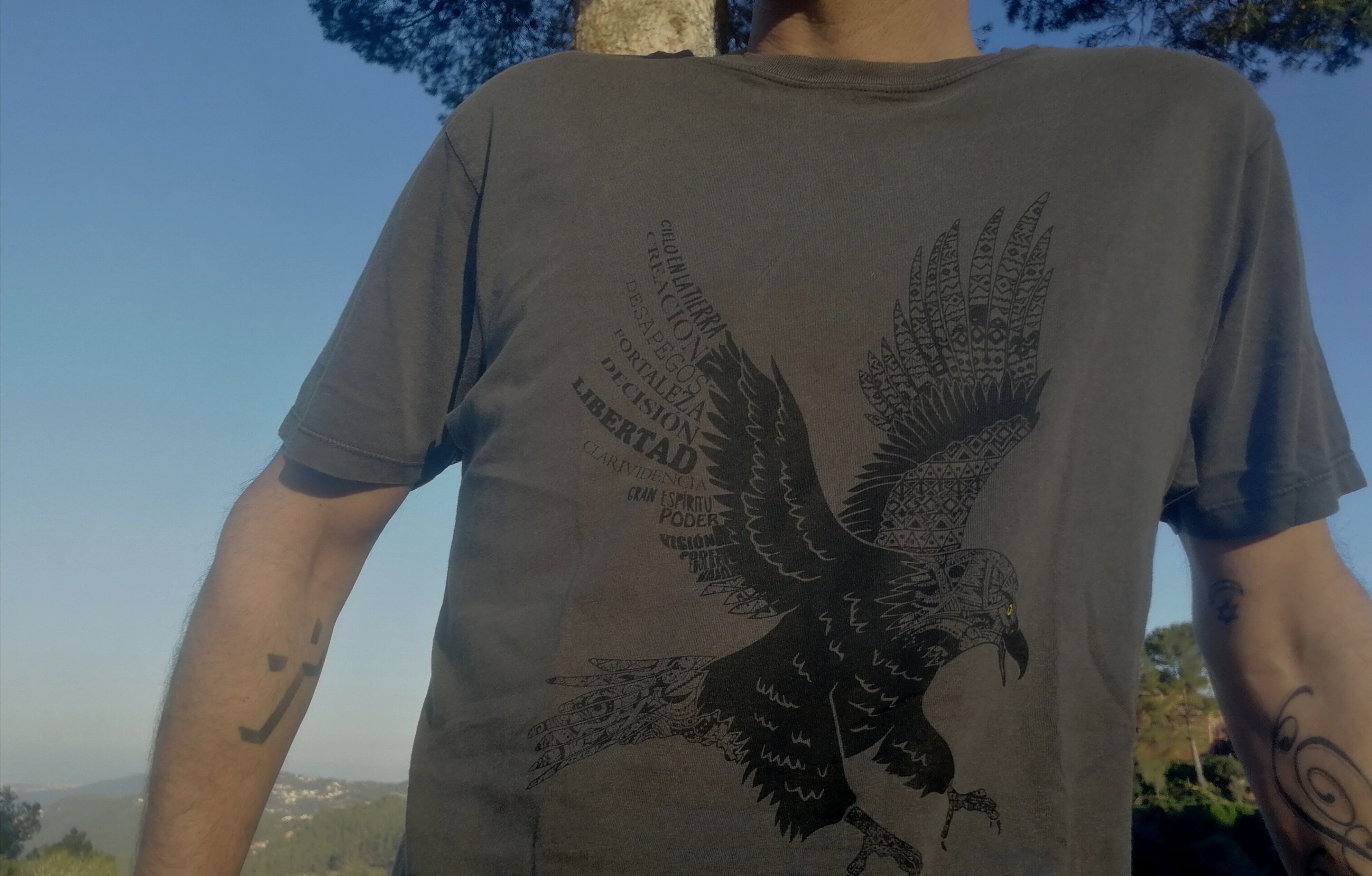 Camiseta de tela Animal Totem de águila color gris thumbnail
