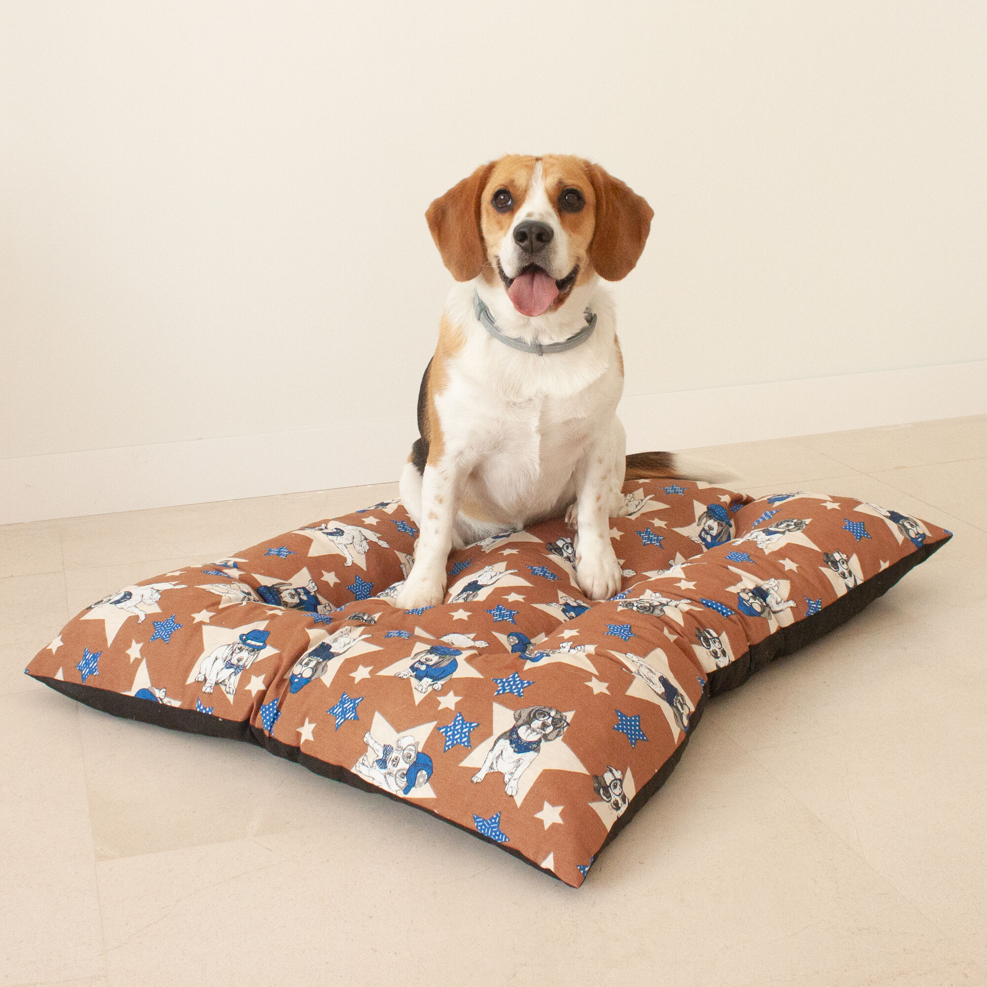 Coj&iacute;n para Mascota Grande Acolchado Relleno. Color Marr&oacute;n con Perritos y Estrellas Azules. 85x70x10 cm, , large Imagen numero 5