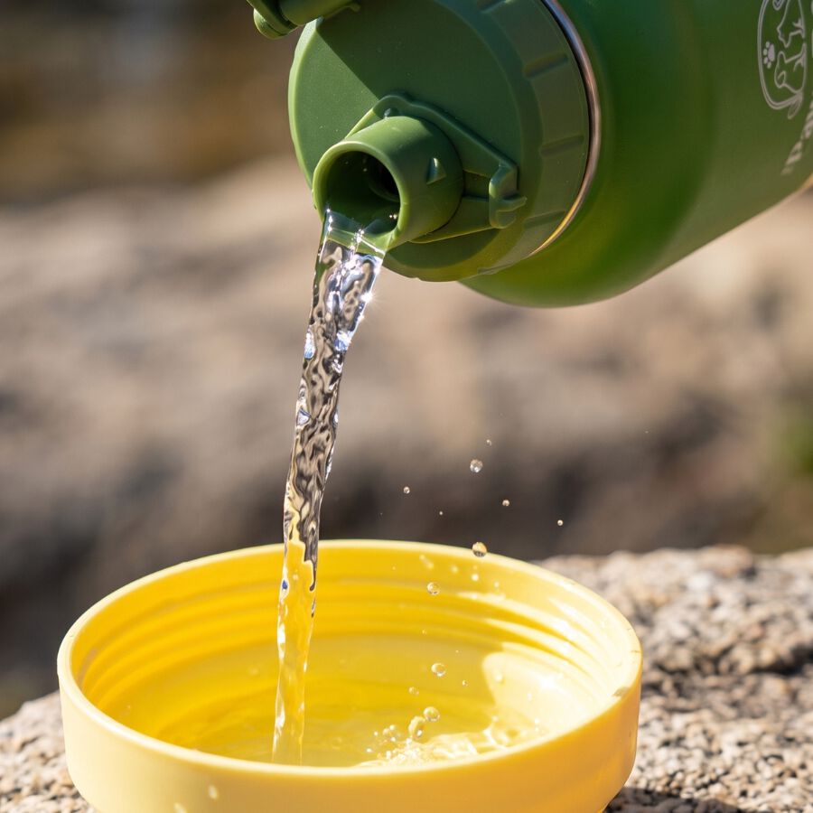 Botella de Agua para Perros 3 en 1: Bebedero Port&aacute;til de Acero Inoxidable 950ml, Compartimento para Comida y Cuenco Extra Desmontable &ndash; Antifugas, Libre de BPA &ndash; Ideal para Viajes y Paseos, , large Imagen numero 5