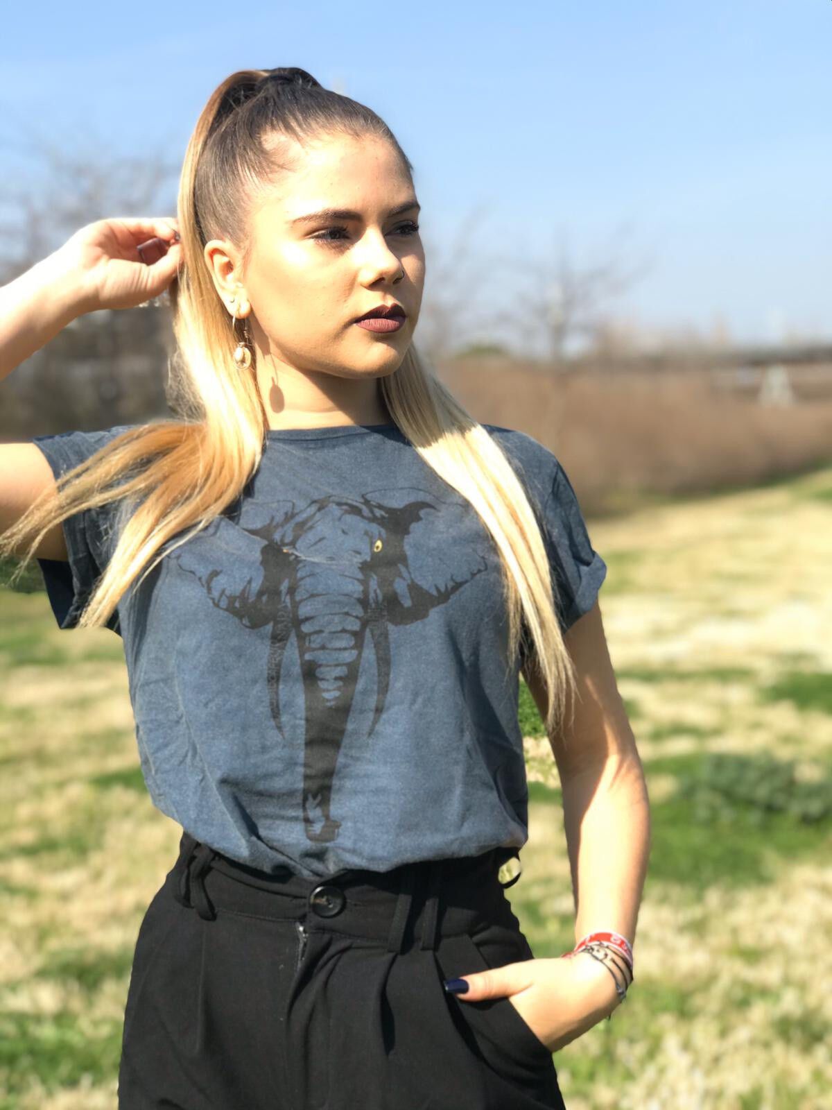 Camiseta para mujer Animal Totem elefante color azul thumbnail