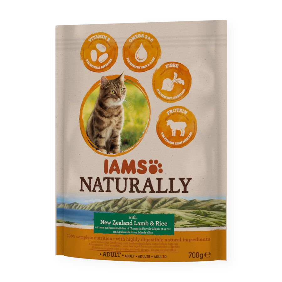 700 g IAMS Adult Naturally Cordero pienso para gatos, , large Imagen numero 1