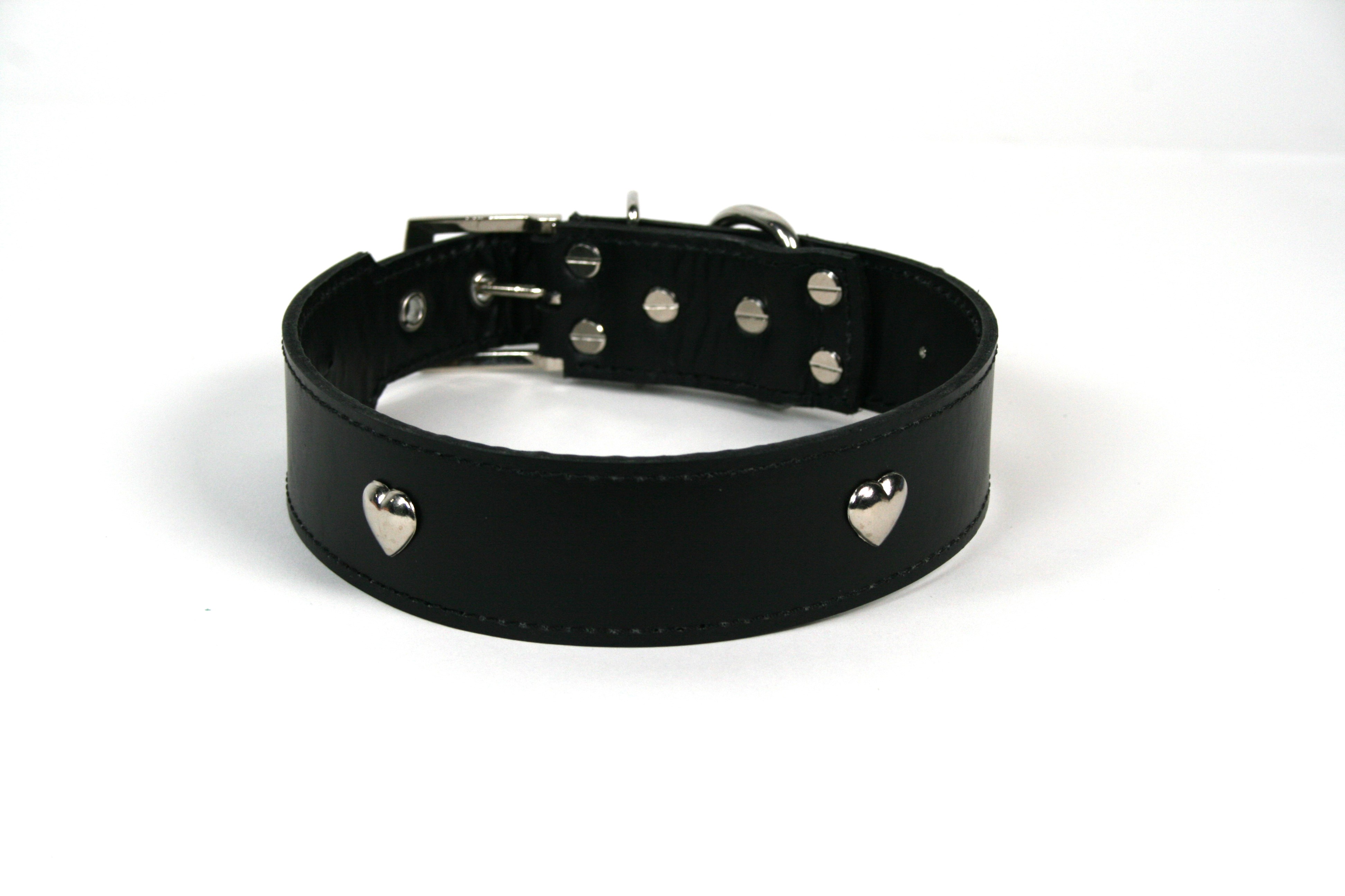 COLLAR DE PIEL NEGRO CON  CORAZON