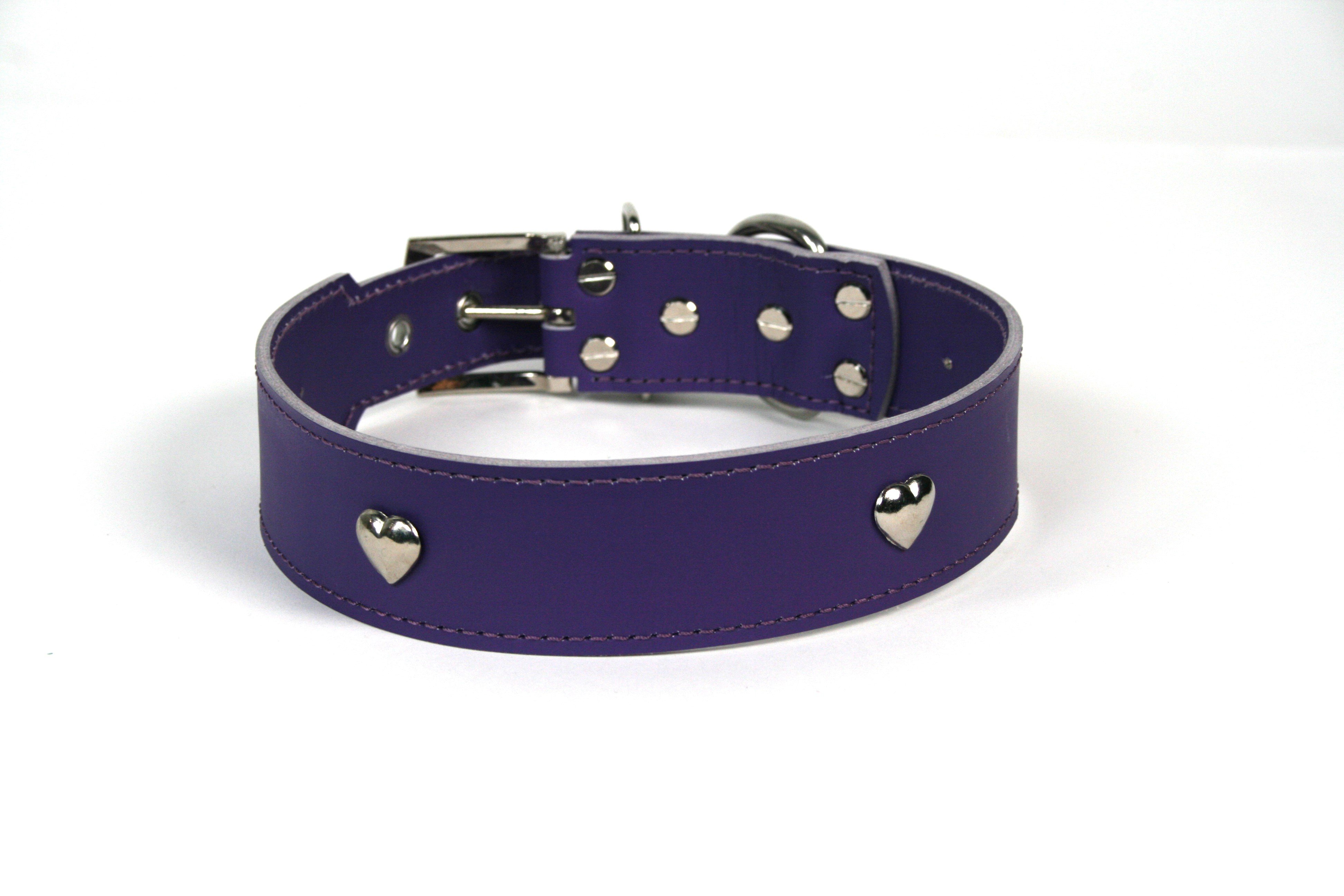 COLLAR DE PIEL LILA CON CORAZON